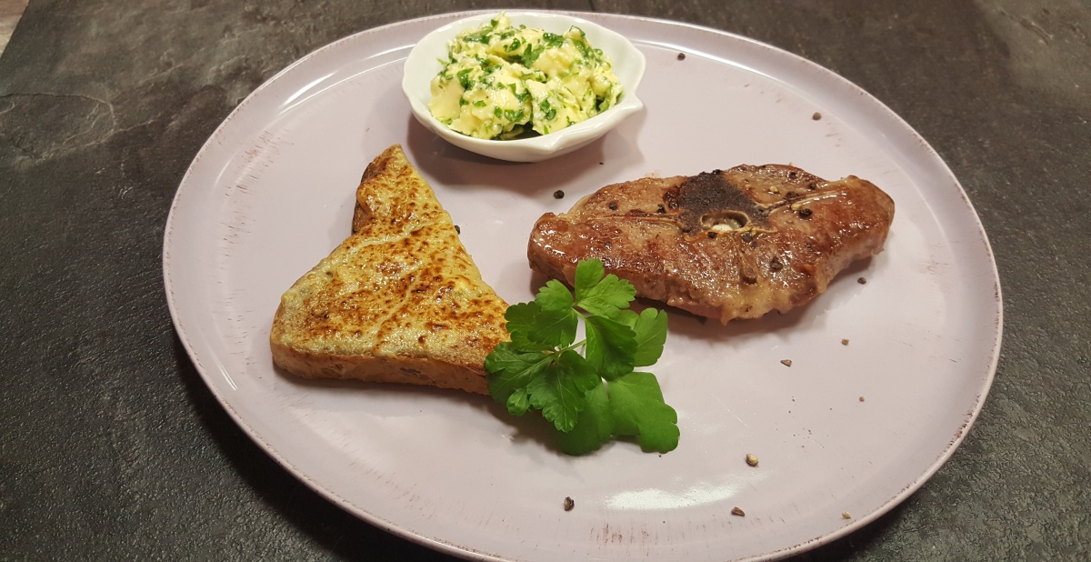 Rezept: zarte Lamm Koteletts mit Käsebaguette und Petersilienbutter