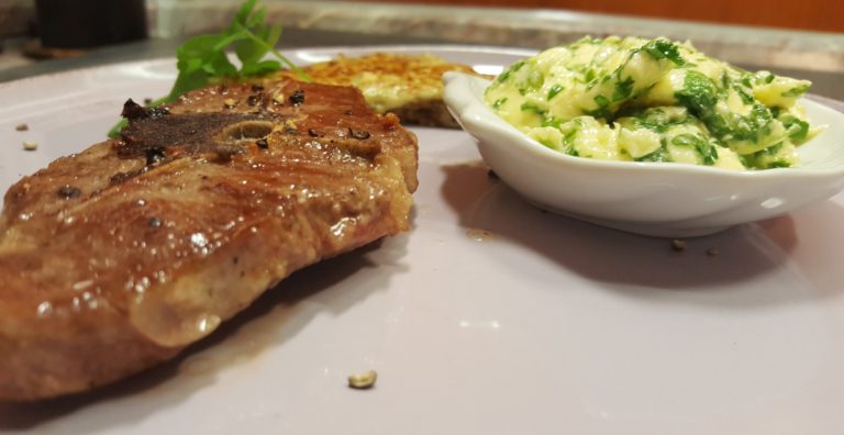 Rezept: zarte Lamm Koteletts mit Käsebaguette und Petersilienbutter