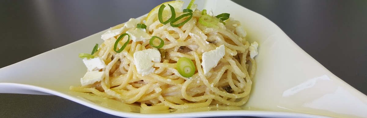 Spaghetti mit Schafskäse und Zitrone