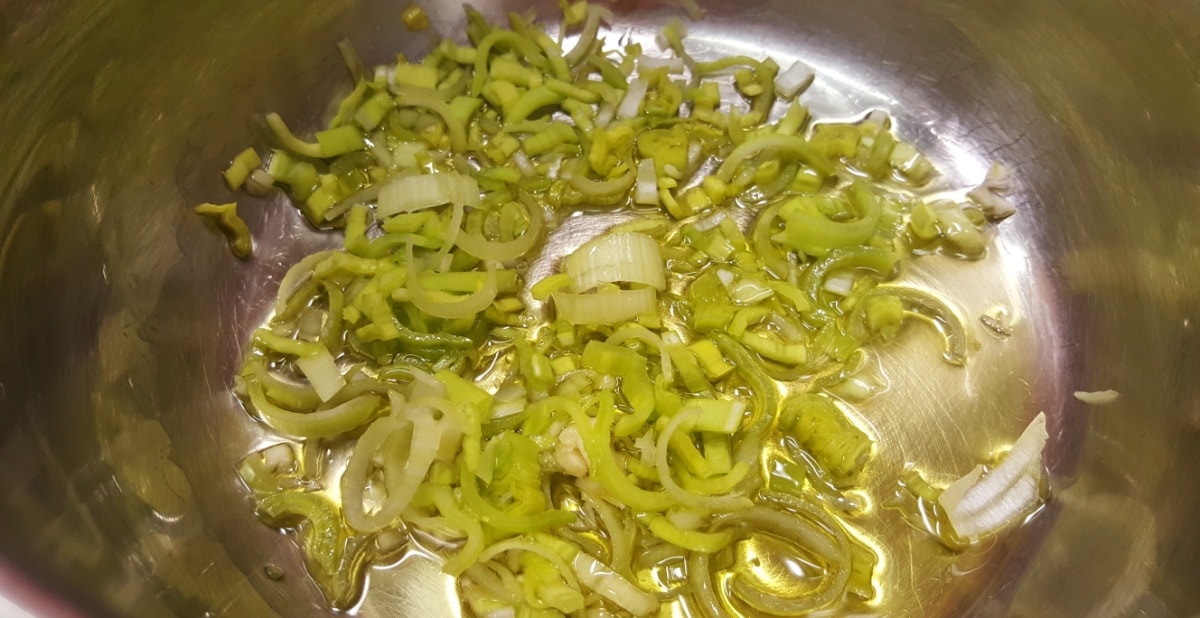 für die rote Linsen Suppe zuerst etwas ?oree in Olivenöl anschwitzen - einfach zuzubereiten
