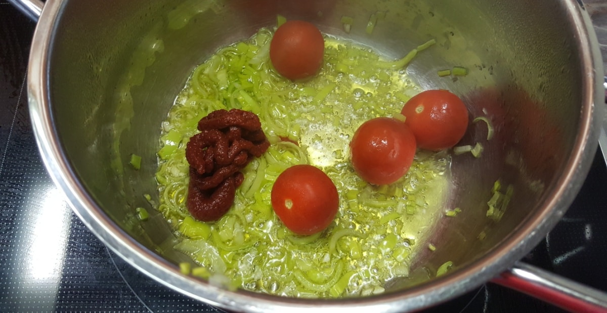 Tomaten mit Tomatenmar und Poree anschwitzen für die rote Linsen Suppe