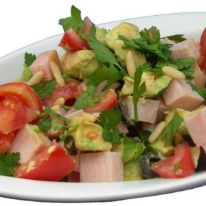 einfacher und schneller Salat mit Avocado und Putenbrust