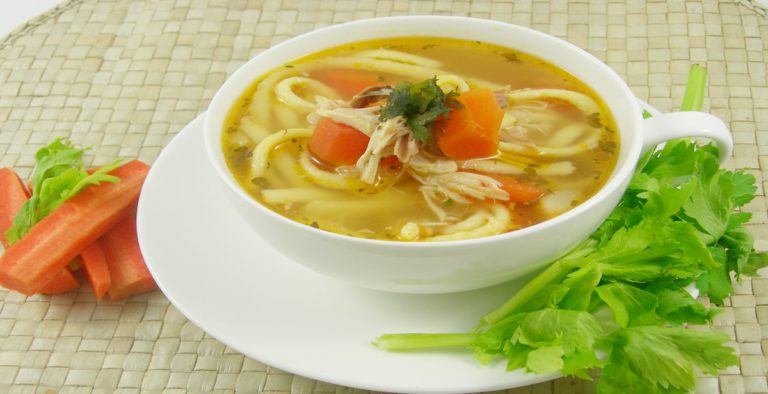 Nudelsuppe mit Huhn nach dem Rezept von Oma Rosi