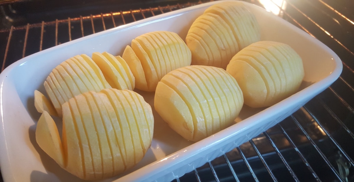 Zubereitung von Schwedischen Kartoffeln: im Backofen zuerst vorbacken
