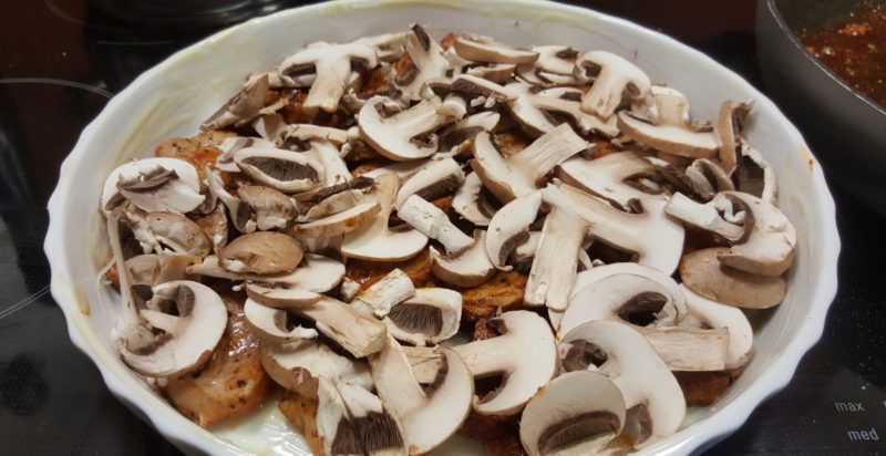 Schweinefilet Auflauf mit Champignons und Camembert überbacken