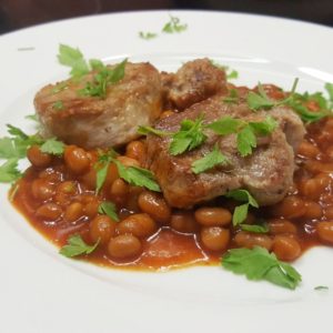 schnelles Rezept für spanische Spezialität aus Schwein und Bohnen