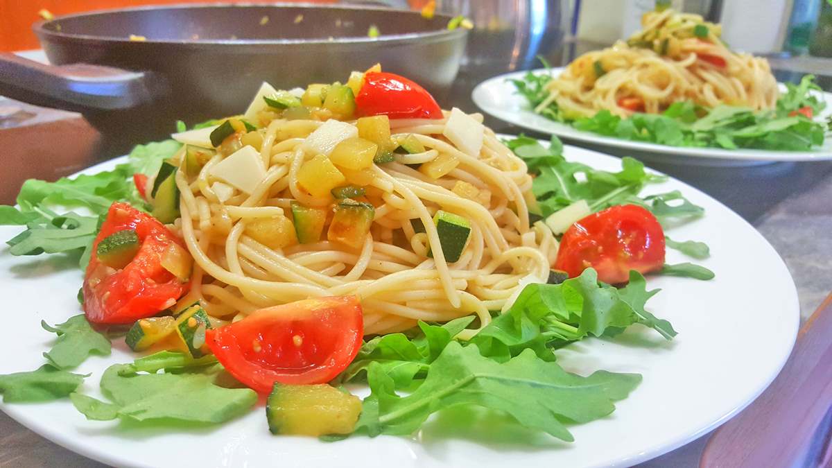 Spaghetti mit Tomate und Zucchini - Sommer Rezept