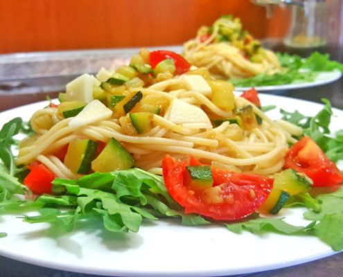 Spagheti mit Tomate, Rucola und Zucchini