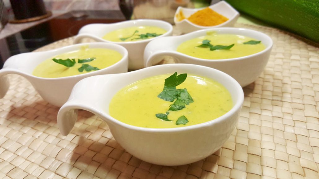 schnelle Zucchini Cremesuppe mit Curry