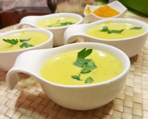 schnelle Zucchini Cremesuppe mit Curry