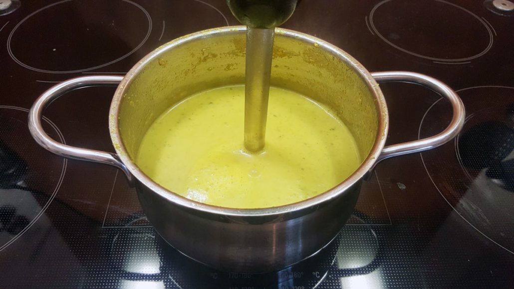 Zucchinicremesuppe mit Curry - ein einfaches und schnelles Rezept