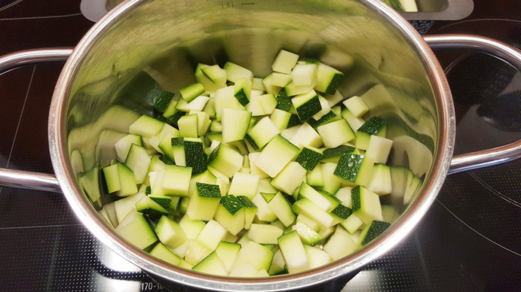 Zucchinicremesuppe mit Curry - ein einfaches und schnelles Rezept