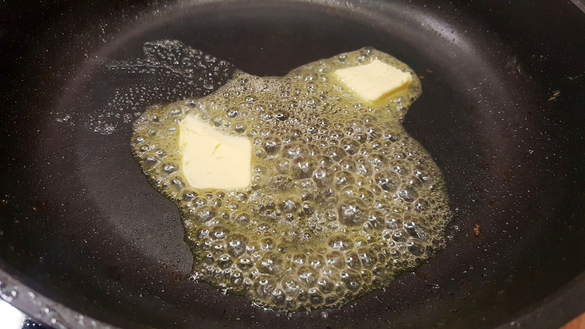 Butter schmelzen für knusprige Hüherleber