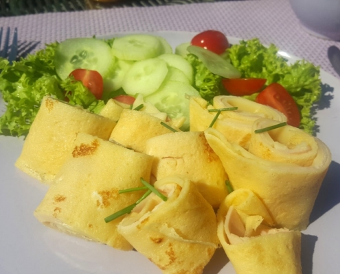 mallorquinisches Frühstück mit gefüllten Crepes