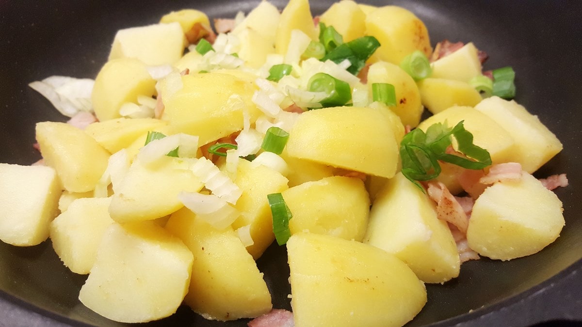 Rezept für saftigen Bratkartoffeln mit Speck und Frühlichlauch