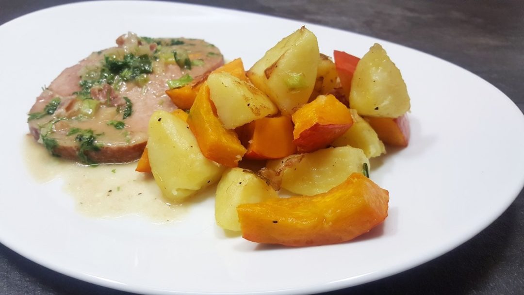 saftiger Kassler mit Bratkartoffeln und Hokkaido Kürbis - Rezepte ...