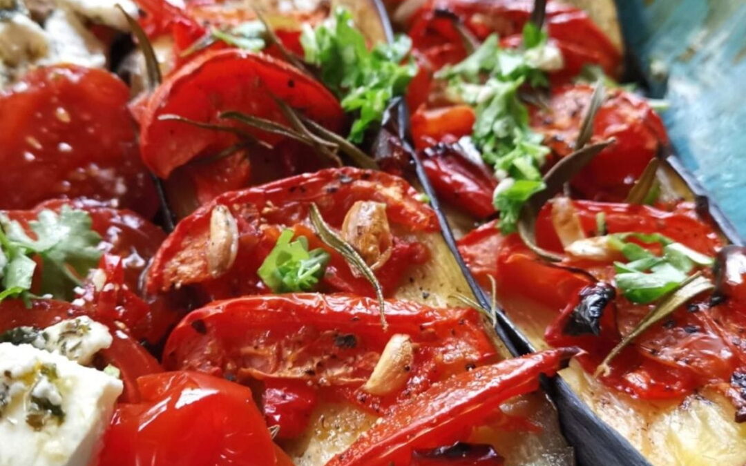 Gebackene Auberginen mit Paprika und Tomatensalat