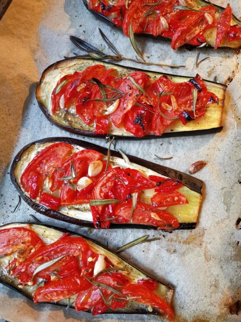 Gebackene Auberginen mit Paprika und Tomatensalat