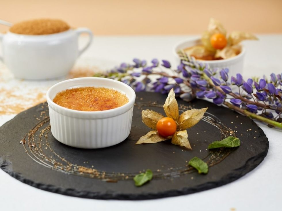 Crème brûlée Rezept mit Lavendelblüten für ein besonderes Dessert