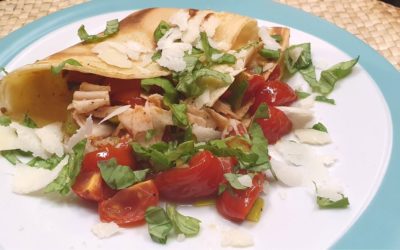 Dinkelpfannkuchen mit Hühnchen, Tomaten & Parmesan