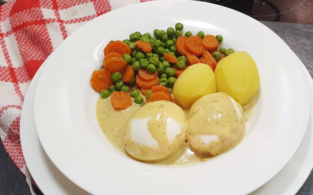 Eier mit Currysoße, Erbsen und Möhren