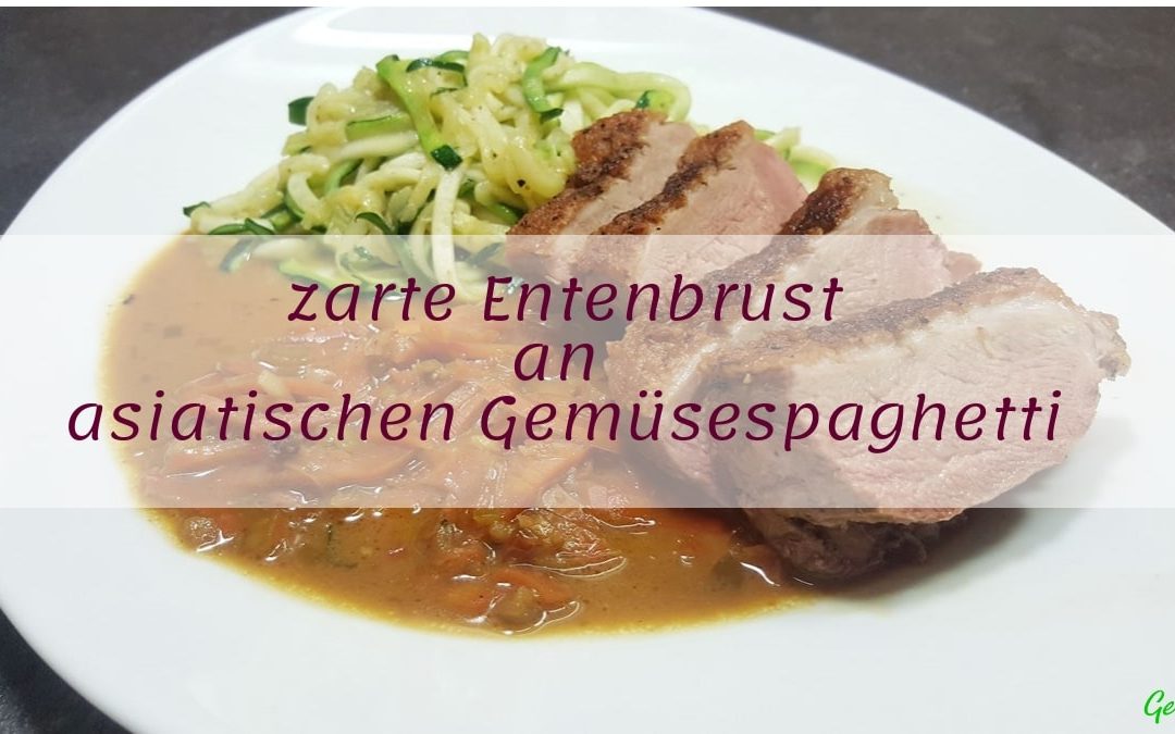 zartes Entenbrustfilet mit asiatischen Gemüsespaghetti