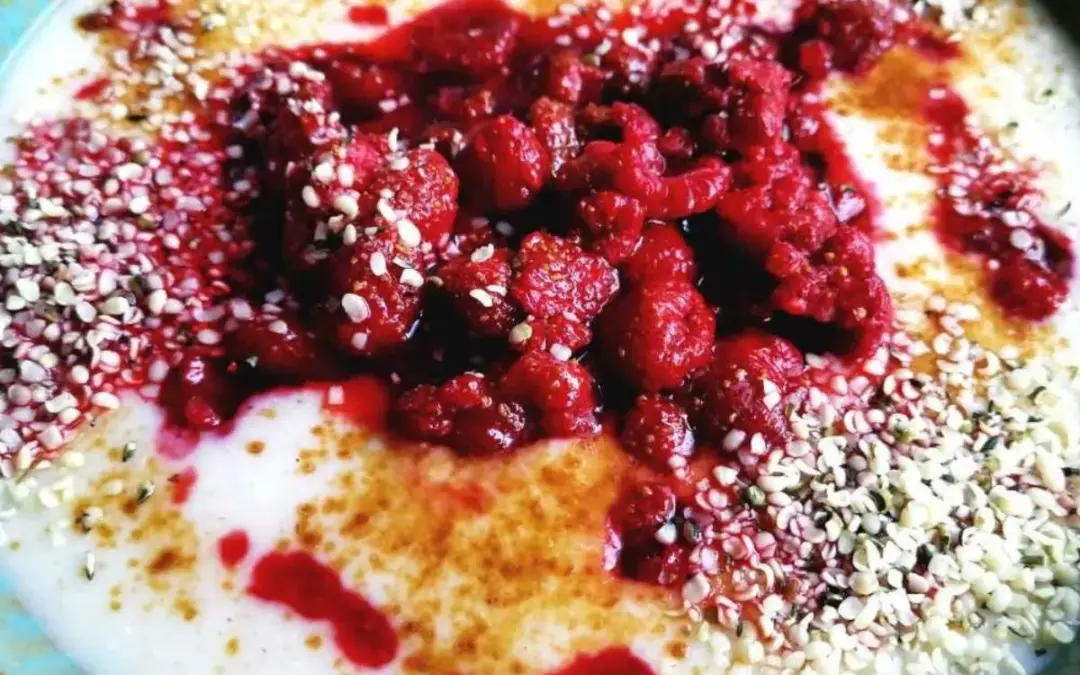 Griessbrei mit Himbeeren