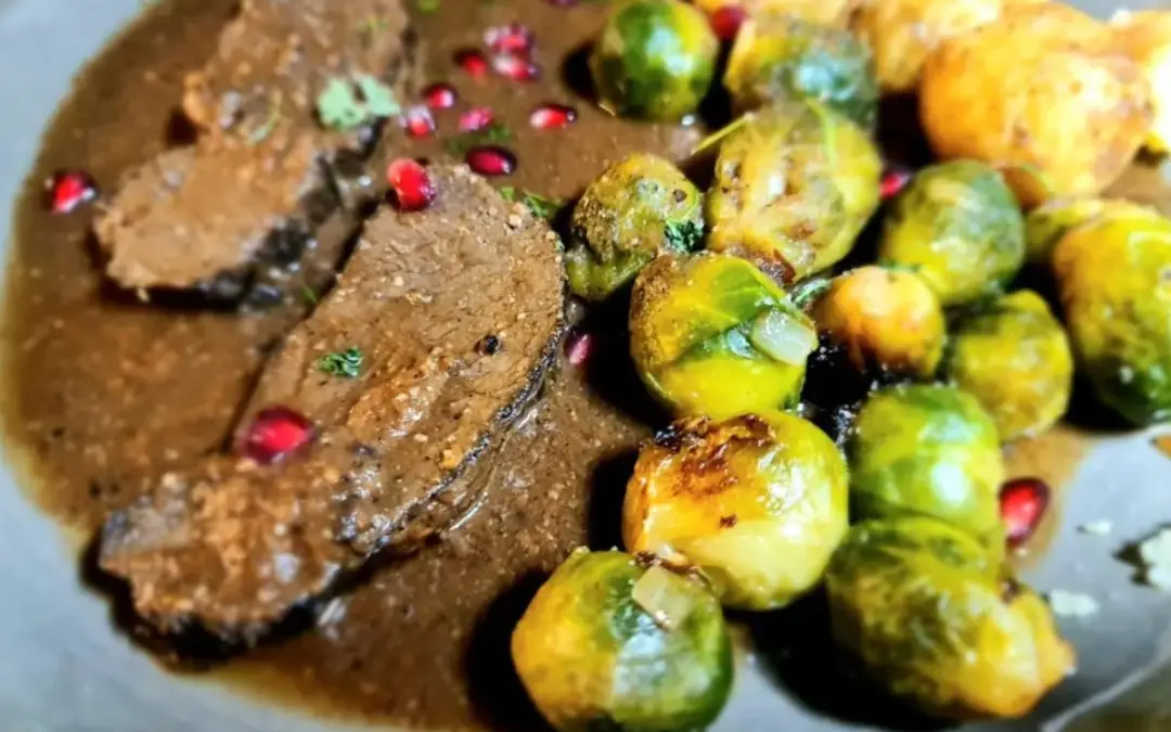 Hirschbraten mit Gewürzen und Rosenkohl