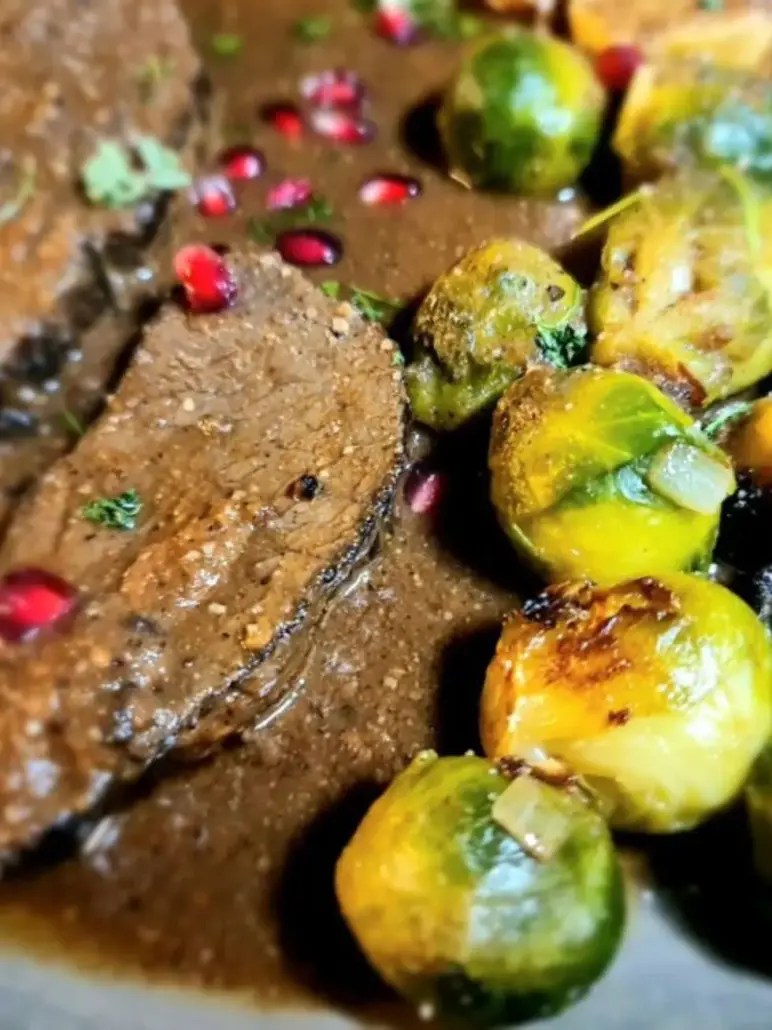 Hirschbraten mit Gewürzen und Rosenkohl