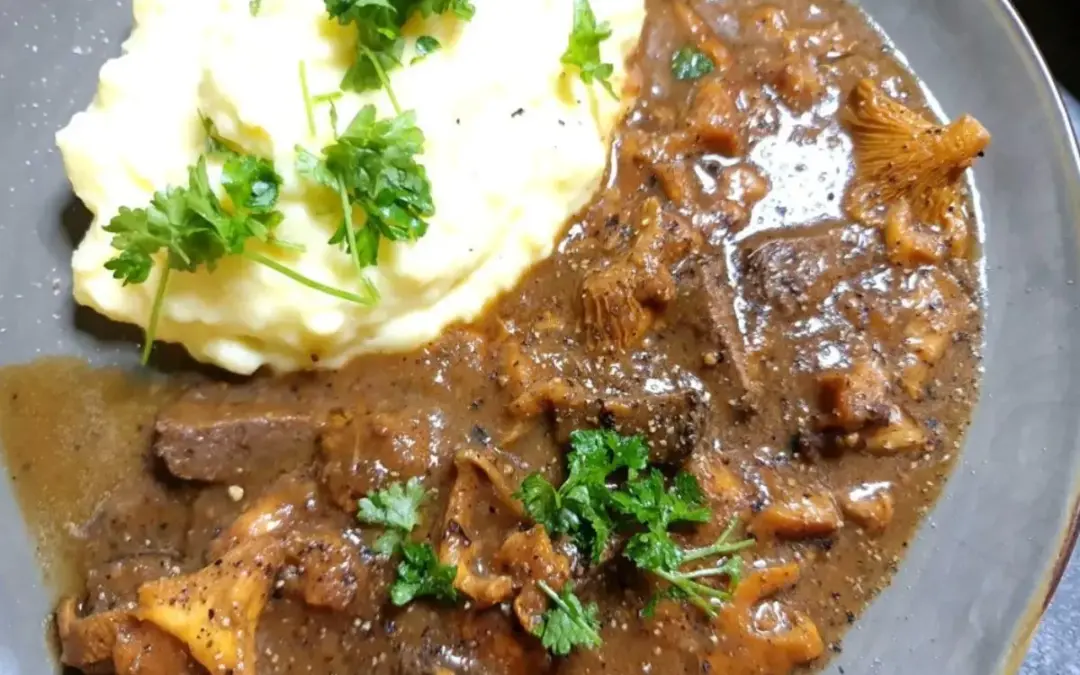 Hirschragout mit frischen Pfifferlingen und Kartoffelstampf