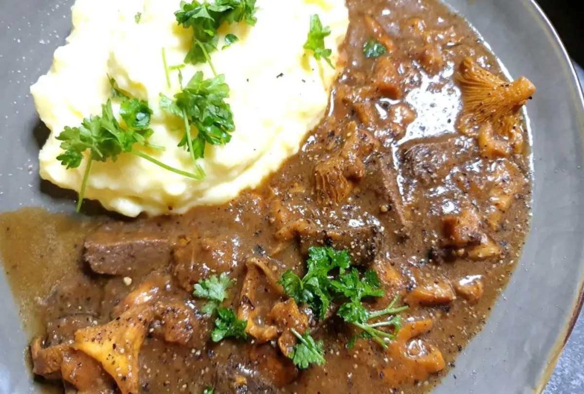 Hirschragout mit frischen Pfifferlingen und Kartoffelstampf