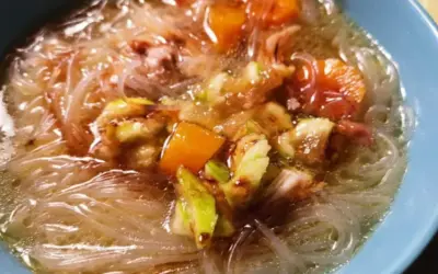 Glasnudelsuppe mit Hühnerbrühe