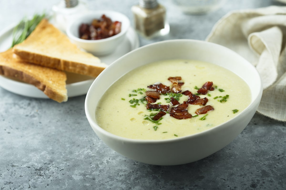 cremige Käsesuppe mit Lauch und Knuspertopping