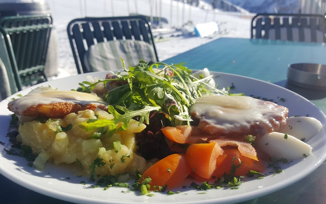 Käserösti mit jeder Menge frischem Salat