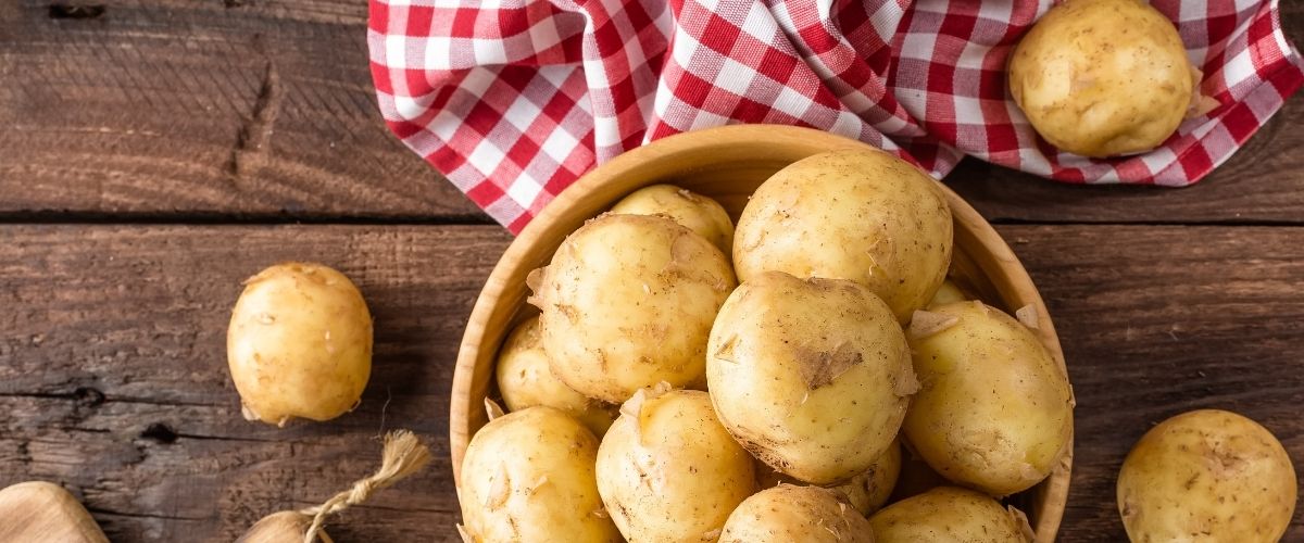 frische Kartoffeln mit Schale in einer Schüssel