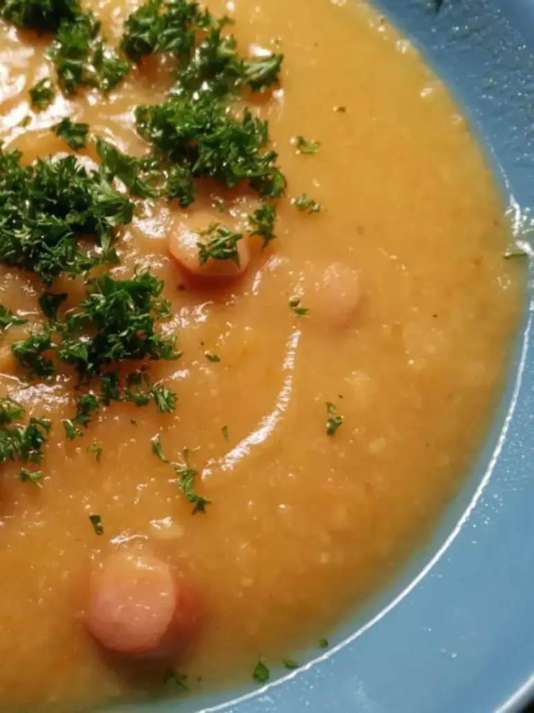 Kartoffelsuppe mit gebratenen Würstchen