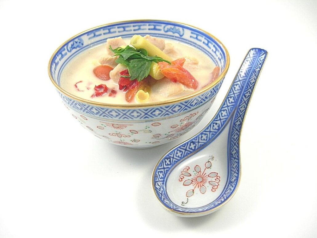 asiatische Kokossuppe mit Hühnchen