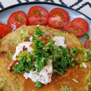 Kräuteromelett mit Ziegenfrischkäse und frischen Tomaten