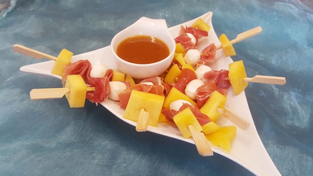 schnelles Fingerfood Rezeept: Spieße mit mango und Serrano Schinken