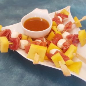Party Rezept Fingerfood: Spieße mit Serrano Schinen Mozzarella und frischer Mango
