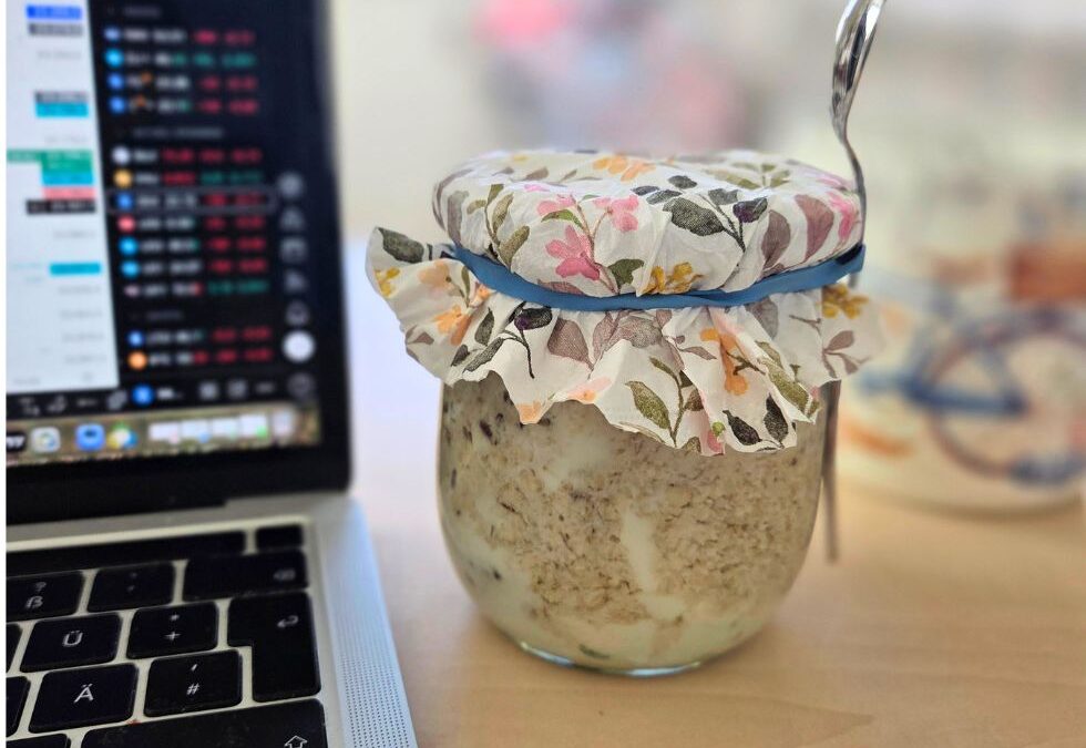 Overnight Oats mit Haferflocken, Leinsamen und Blaubeeren