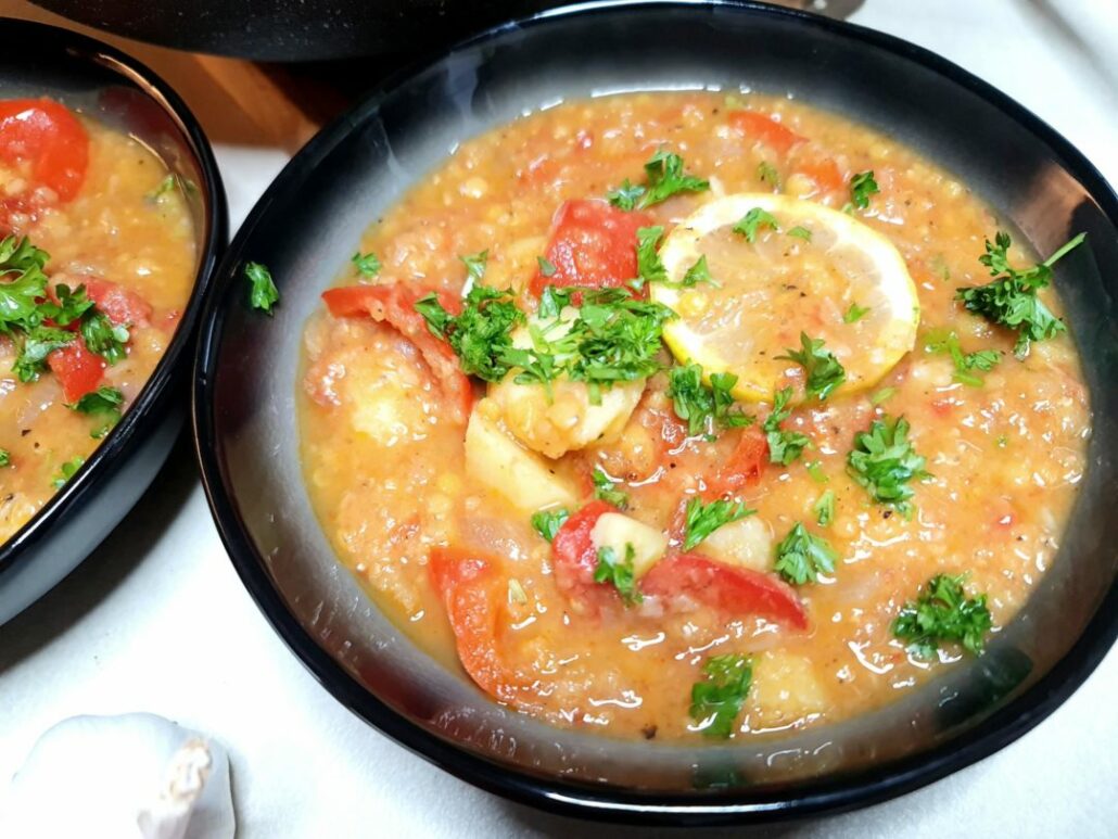 Paprika-Kartoffel-Gulasch mit roten Linsen