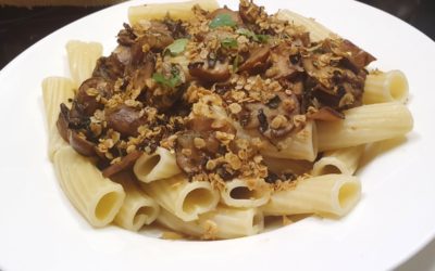 Pasta mit Champignons und Haferflocken-Kräuter-Knusper
