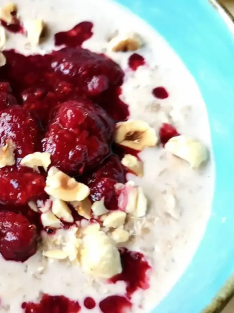 Dinkel Porridge mit Himbeermarmelade