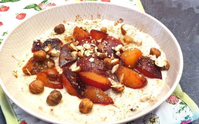Porridge mit Pflaumen und Nüssen zubereiten