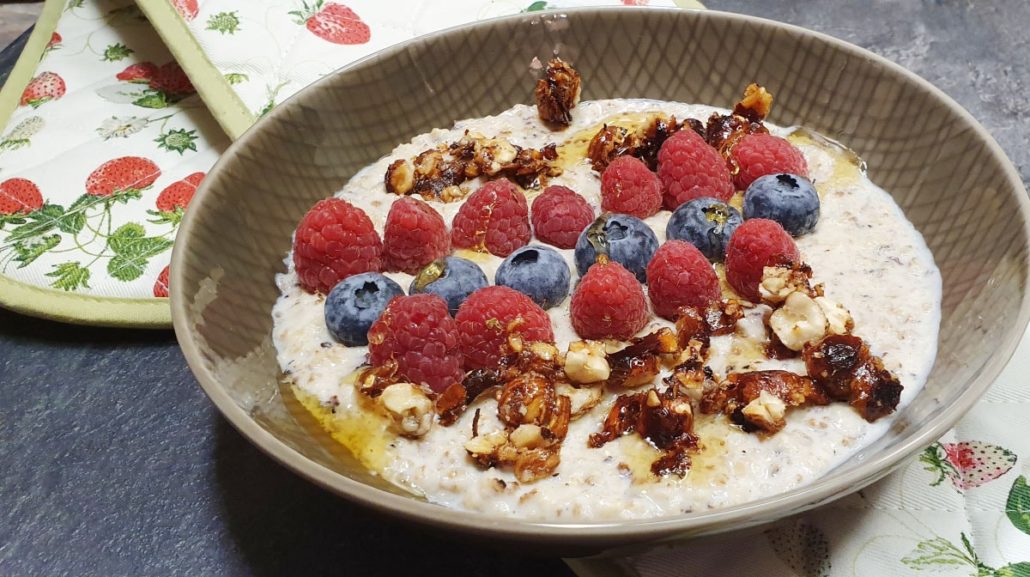 Porridge kochen - mit frischen Beeren und Nüssen