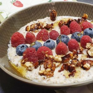 Porridge kochen - mit frischen Beeren und Nüssen