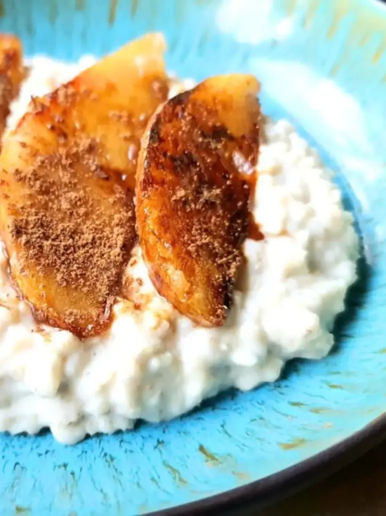 Porridge mit karamellisierten Zimtbirnen auf einem tiefen Teller.