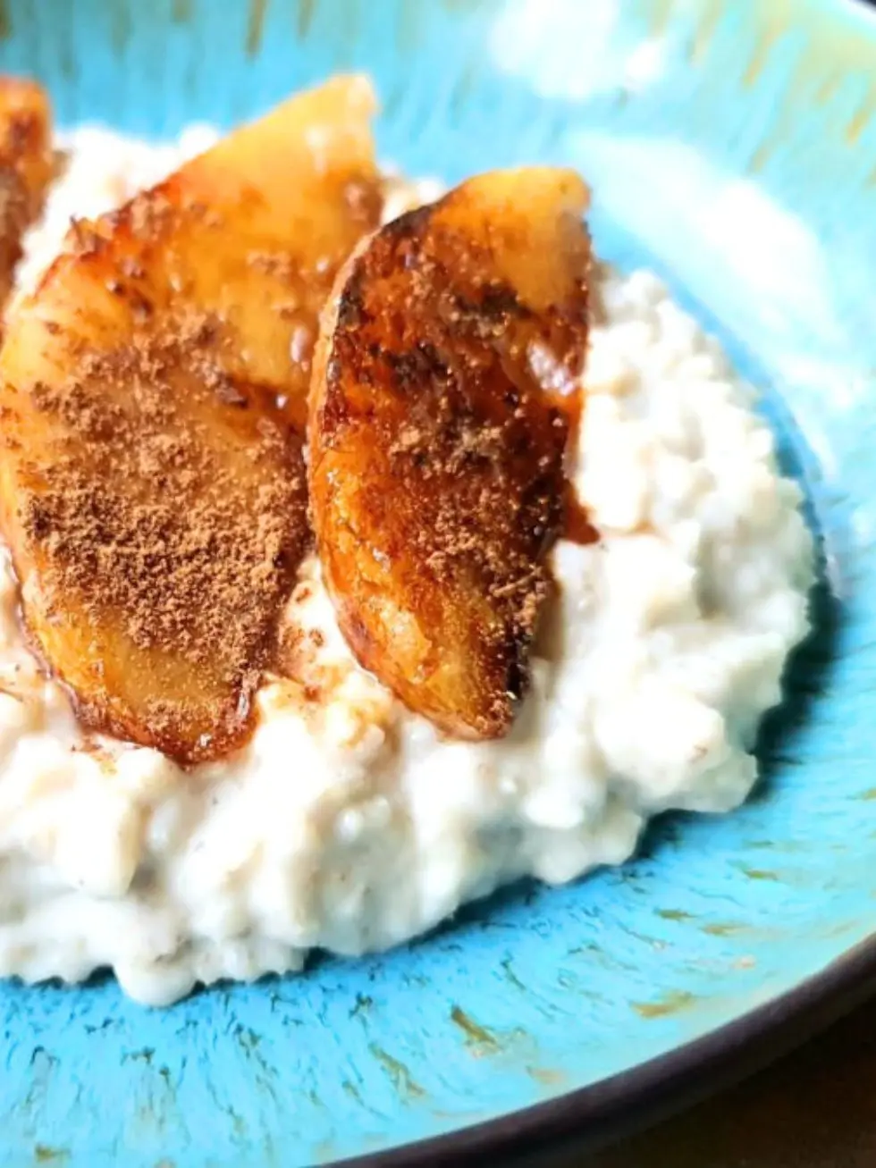 Porridge mit karamellisierten Zimtbirnen auf einem tiefen Teller.