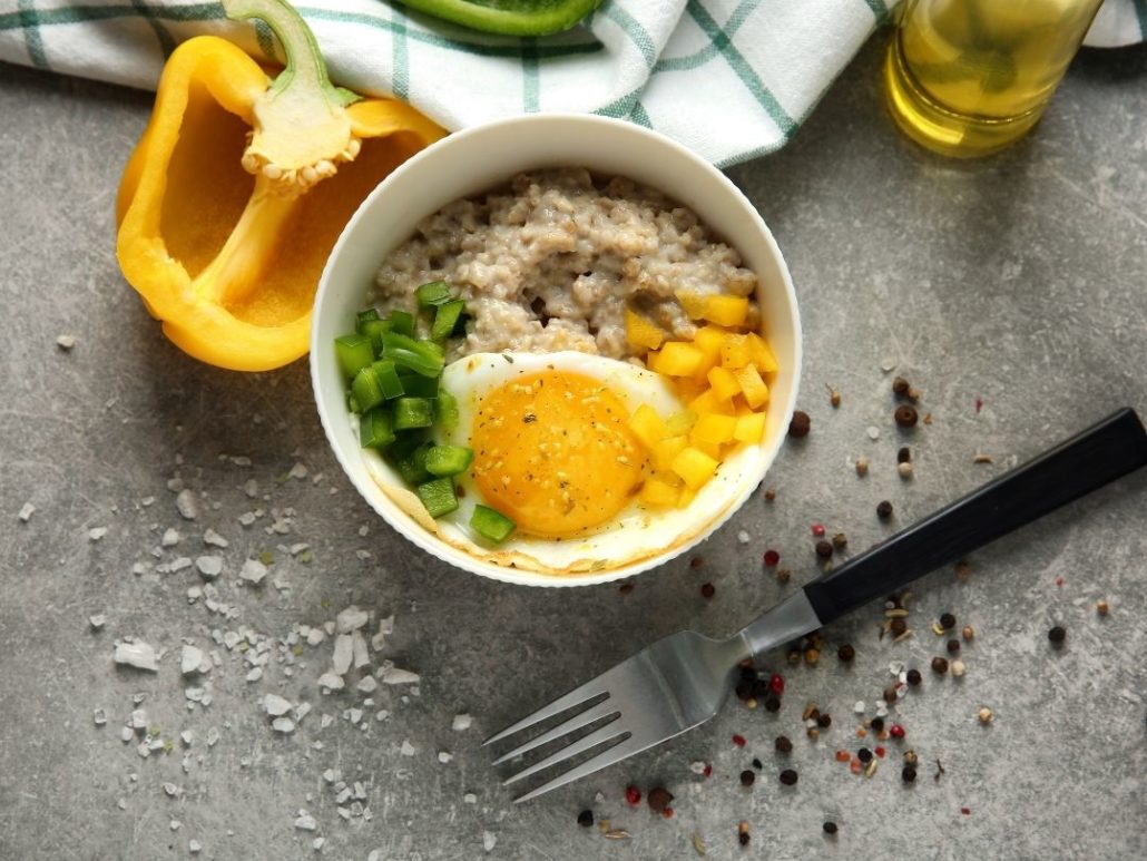 herzhaftes Porridge mit Spiegelei